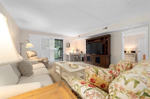 apt-7-109-650 E Greenwich Ave, West Warwick, RI, 02893-2398 | Card Image