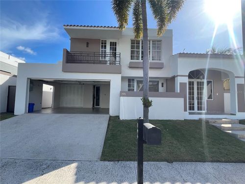 Palma Real Coco Plumosa, GUAYNABO, PR, 00966 | Card Image