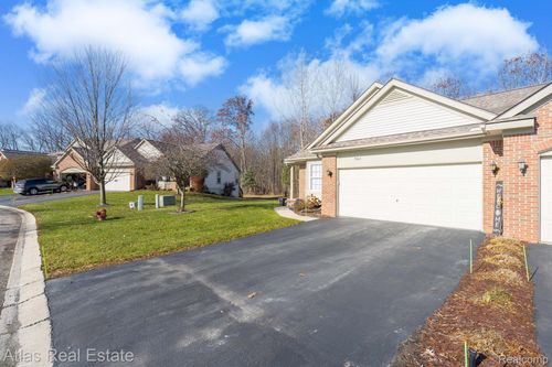 5864 Augusta Ln, Grand Blanc, MI, 48439-9472 | Card Image