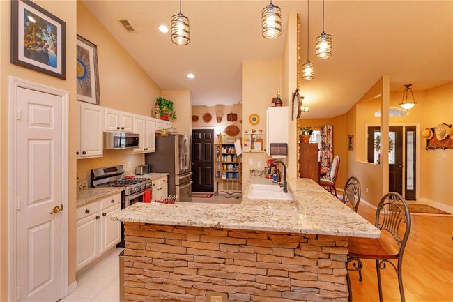 Beautiful Granite and Large Breakfast Bar | Image 12