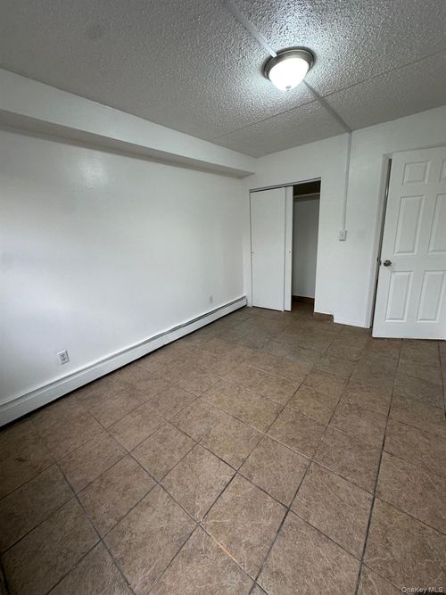 402-5611 Clover Pl, Glendale, NY, 11385-6722 | Card Image