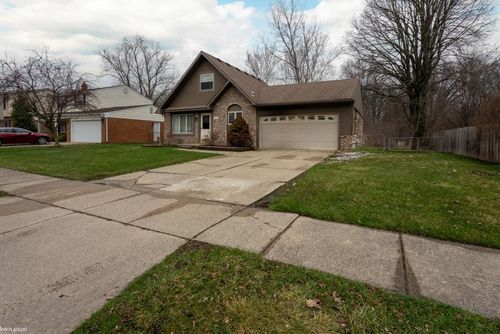 33153 Palmetto Dr, Chesterfield, MI, 48047-1428 | Card Image