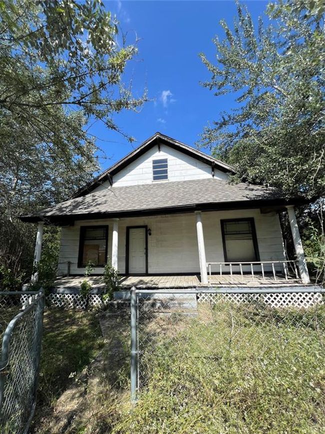 Bungalow-style home with covered porch | Image 32