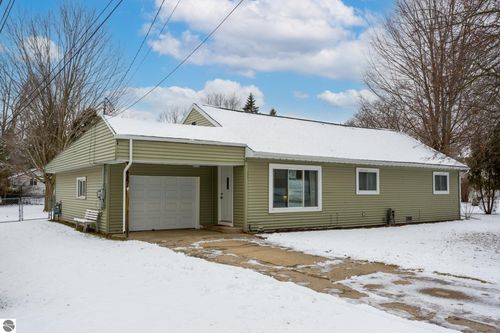 923 N Henry St, Mount Pleasant, MI, 48858-1353 | Card Image