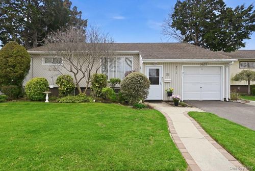 34 Jasmine Ln, Valley Stream, NY, 11581-2412 | Card Image