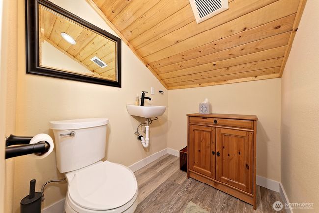 Loft half bath. | Image 25