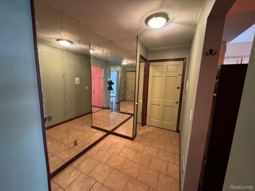 unit-202-27689 W Echo Vly, Farmington Hills, MI, 48334-4452 | Card Image