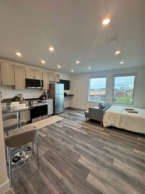 617-585 Essex Street, Lynn, MA, 01902 | Card Image