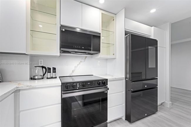APT-305 - 137 Golden Isles Dr, Condo with 2 bedrooms, 2 bathrooms and null parking in Hallandale Beach FL | Image 4