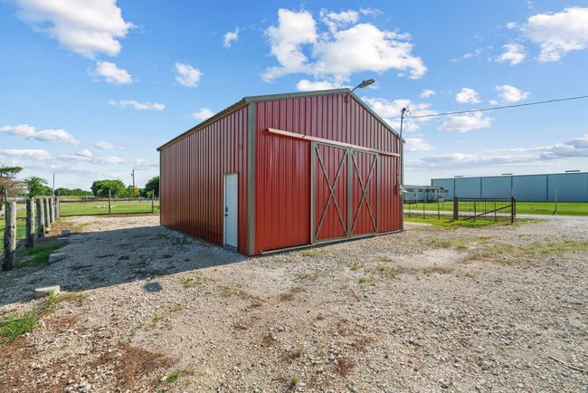 View of outdoor structure | Image 30