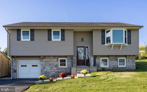 1044 E 4th St, BIRDSBORO, PA, 19508-2413 | Card Image