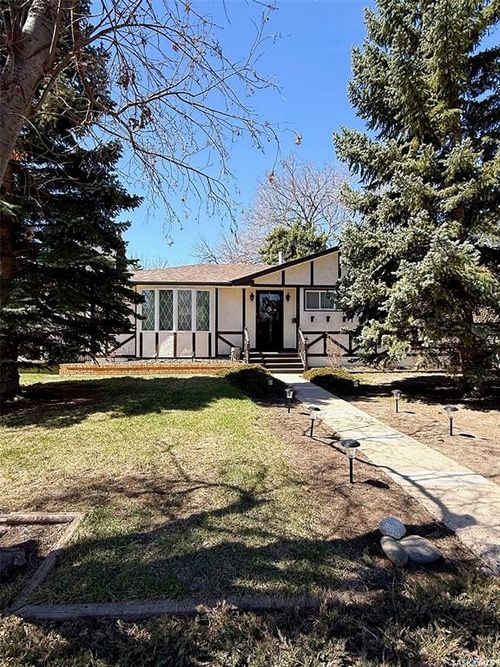 860 9th Avenue Ne, Swift Current, SK, S9H2S7 | Card Image
