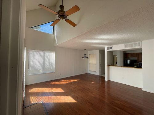 apt-f207-9811 Walnut St, Dallas, TX, 75243-2805 | Card Image