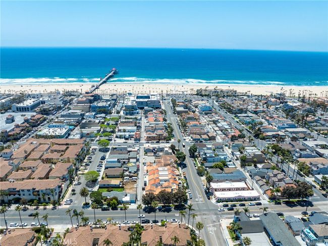 326 6 Th St, House other with 4 bedrooms, 5 bathrooms and 2 parking in Huntington Beach CA | Image 65
