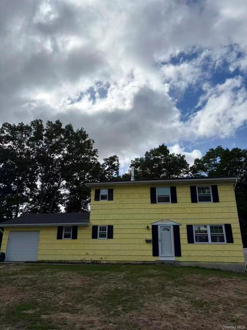 16 Avenue J, Ronkonkoma, NY, 11779-4522 | Card Image