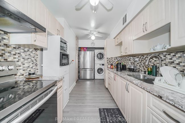 1003 - 390 Dixon Rd, Condo with 2 bedrooms, 1 bathrooms and 1 parking in Etobicoke ON | Image 7
