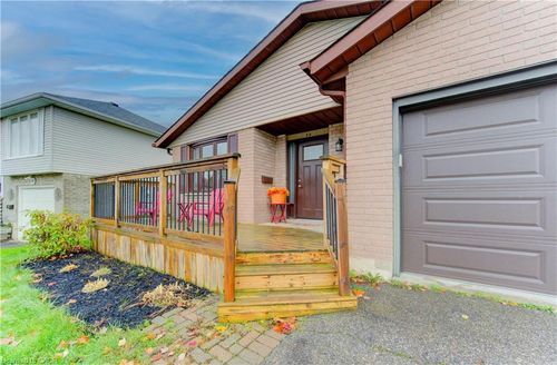 50 Newbury Dr, Kitchener, ON, N2N2X6 | Card Image