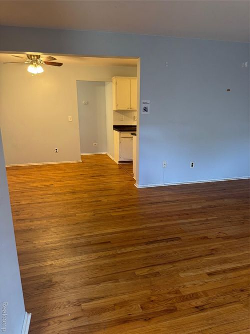 apt-109-25301 5 Mile Rd, Redford, MI, 48239-3743 | Card Image