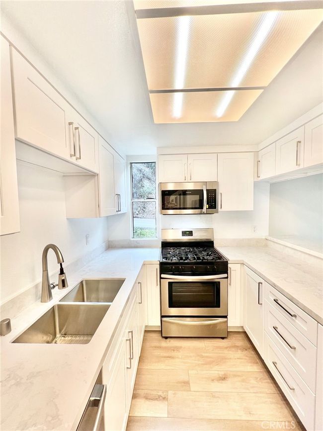 64 Avalon Terrace Rd, Condo with 2 bedrooms, 3 bathrooms and 1 parking in Avalon CA | Image 10