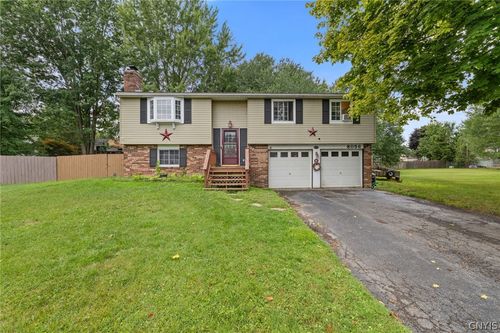 8056 Beacon Hill Cir, Liverpool, NY, 13090-1801 | Card Image