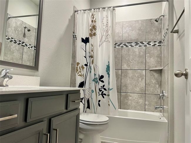 Spacious second full bath perfect for family comfort. | Image 18
