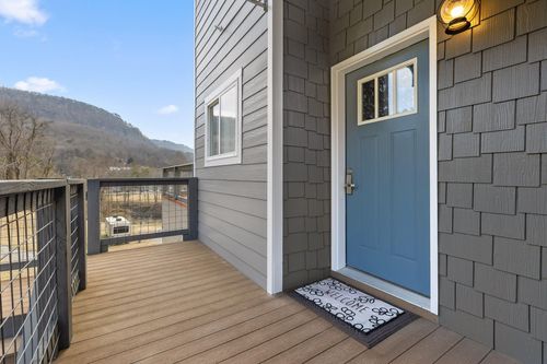 21808 River Canyon Rd, Chattanooga, TN, 37405-7479 | Card Image