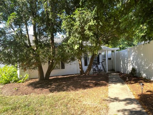 76 Hurd St, Fairfield, CT, 06824-5811 | Card Image
