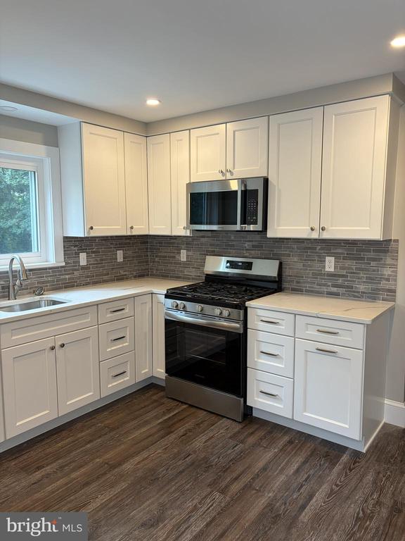 Residential Lease in LANSDOWNE 2