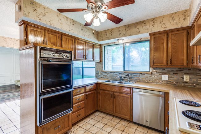 104 Ne Rosamond St, House other with 3 bedrooms, 2 bathrooms and null parking in Burleson TX | Image 11