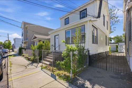 91 Willoughby St, Newark, NJ, 07112-1537 | Card Image