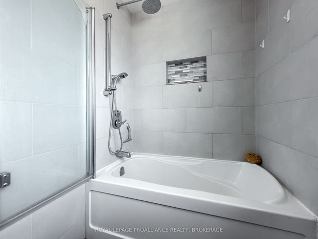 70 Briscoe St, House other with 4 bedrooms, 2 bathrooms and 4 parking in Amherstview ON | Image 14