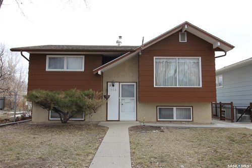 522 4th St W, Shaunavon, SK, S0N2M0 | Card Image