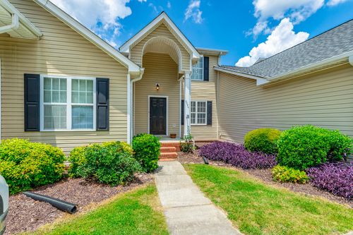 9084 Haileys Pond Dr, Ooltewah, TN, 37363-4863 | Card Image