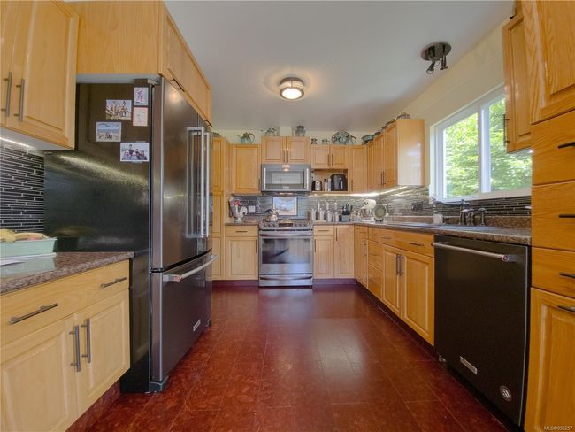 Alternate view of kitchen | Image 12