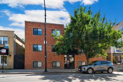 3a-3037 W Montrose Ave, Chicago, IL, 60618-1335 | Card Image