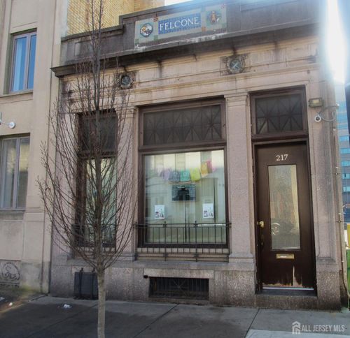 217 E Hanover St, Trenton, NJ, 08608-1803 | Card Image