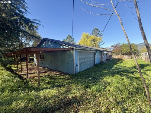 174 Esther Ct, Myrtle Creek, OR, 97457-7428 | Card Image