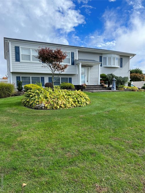 65 Gateway Dr, Copiague, NY, 11726-5304 | Card Image