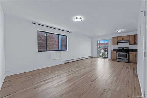 fl-3rd-214 40th Ave, Bayside, NY, 11361-2117 | Card Image