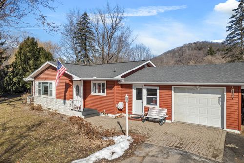 W394 Bluff Siding Rd, Fountain City, WI, 54629-7328 | Card Image