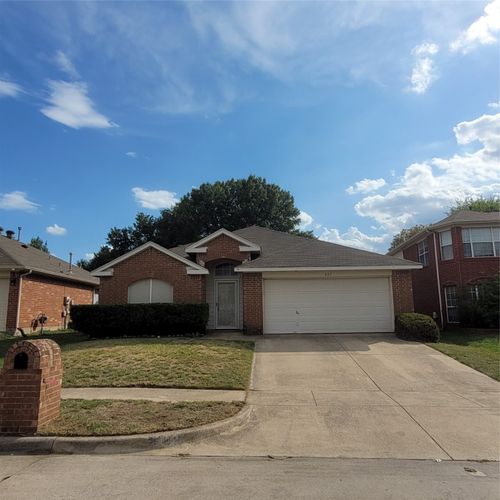 825 Stafford Station Dr, Saginaw, TX, 76131-4911 | Card Image