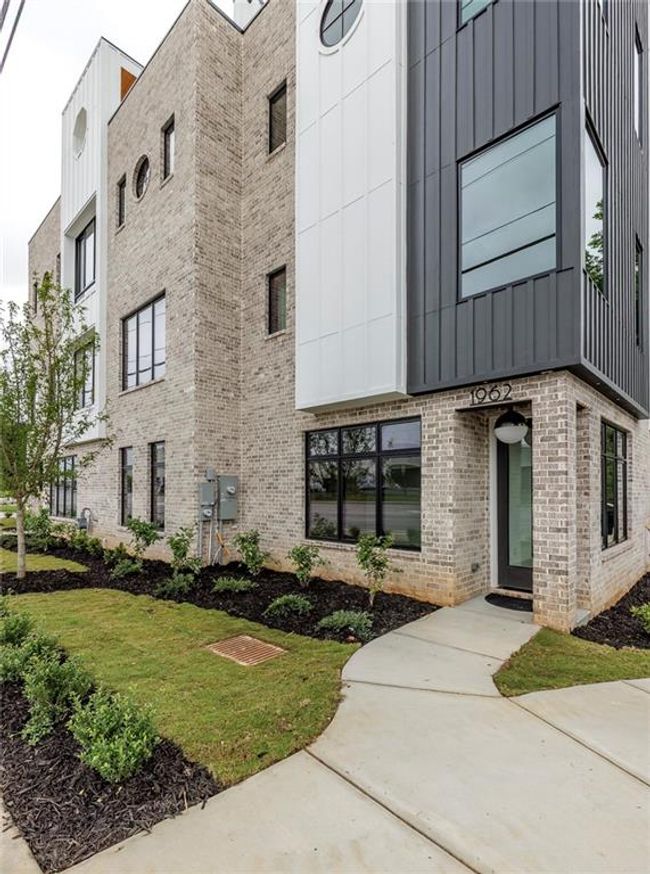 1962 8 Th St, Townhouse with 3 bedrooms, 4 bathrooms and null parking in Chamblee GA | Image 4