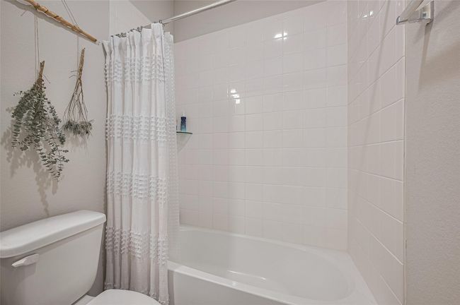 Tub/shower combination in the secondary bathroom | Image 11