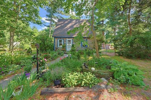 19 King Street, Norfolk, MA, 02056 | Card Image