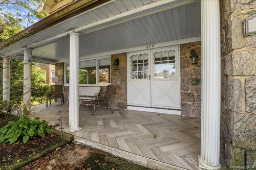 375 Broadway, Lawrence, NY, 11559-1805 | Card Image