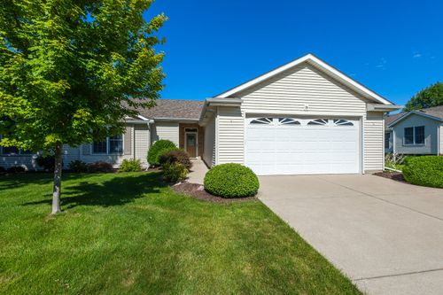 35 Madison Cir, Davenport, IA, 52806-2812 | Card Image