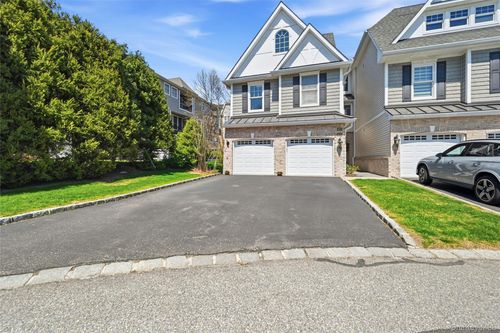 477 Pacing Way, Westbury, NY, 11590-6701 | Card Image