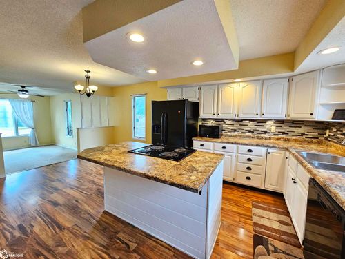 2832 Lesylvia St, Burlington, IA, 52601-2110 | Card Image