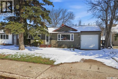 806 Vaughan St, Moose Jaw, SK, S6H5N7 | Card Image