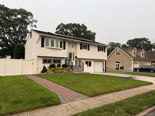 809 N Alleghany Ave, Lindenhurst, NY, 11757-2828 | Card Image
